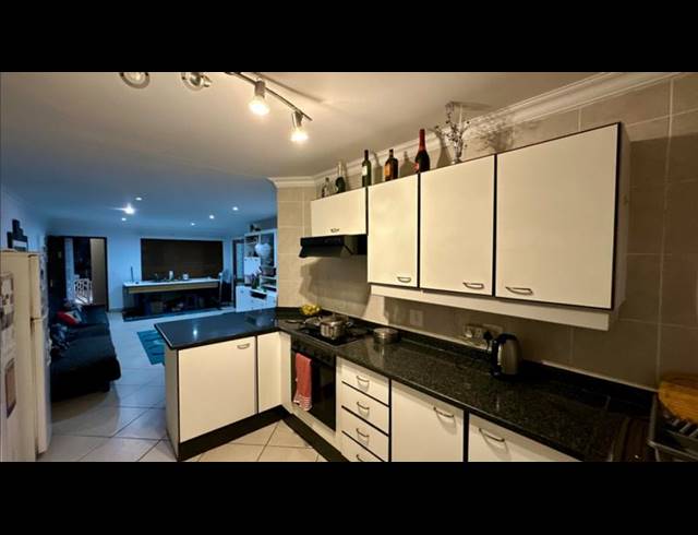 2 BEDROOM TOWNHOUSE FOR SALE IN BASSONIA